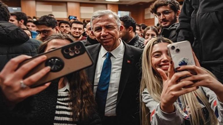Ankara Büyükşehir Belediye Başkanı Mansur Yavaş öğrencilerle bir araya geldi