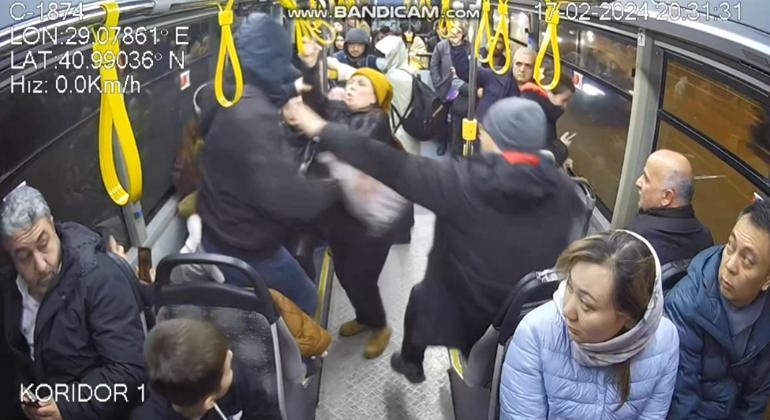 Otobüste kendinden yer isteyen kadına yumrukla saldırdı