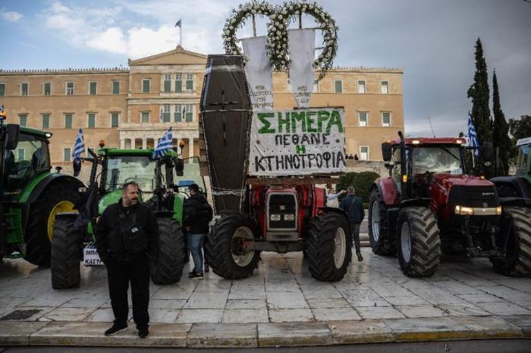 Traktörlerinin önüne tabut yerleştirdiler Yunanistan’da çiftçiler yeniden sokakta