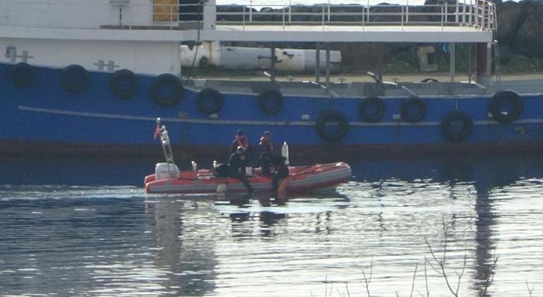 Trabzonda sıcak dakikalar Ters dönmüş haldeki teknede bomba alarmı