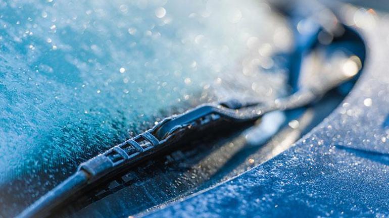 Araba camı buz tuttuysa sakın sıcak su dökmeyin Zarar vermeden buz eritmenin yöntemleri