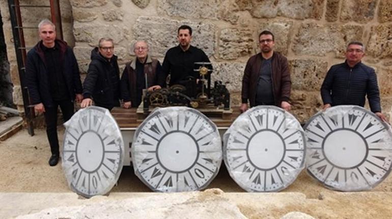 Antalyanın sembollerindendi Çalınan saatin ikizi yerine takıldı
