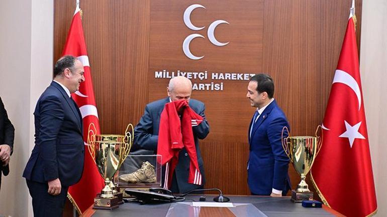Devlet Bahçeli, TGF Başkanı Eroğlu ve güreş milli takımını kabul etti
