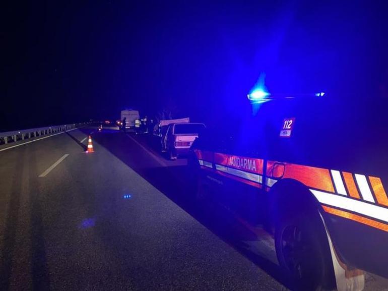 Karayolunda arızalanan otomobile TIR çarptı 1 kişi hayatını kaybetti