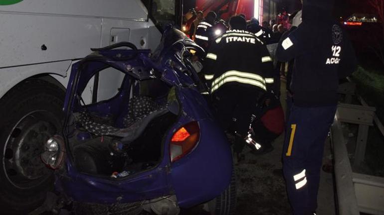 İzmirde yolcu otobüsüyle çarpışan otomobil tanınmaz hale geldi: 1 ölü, 3 yaralı