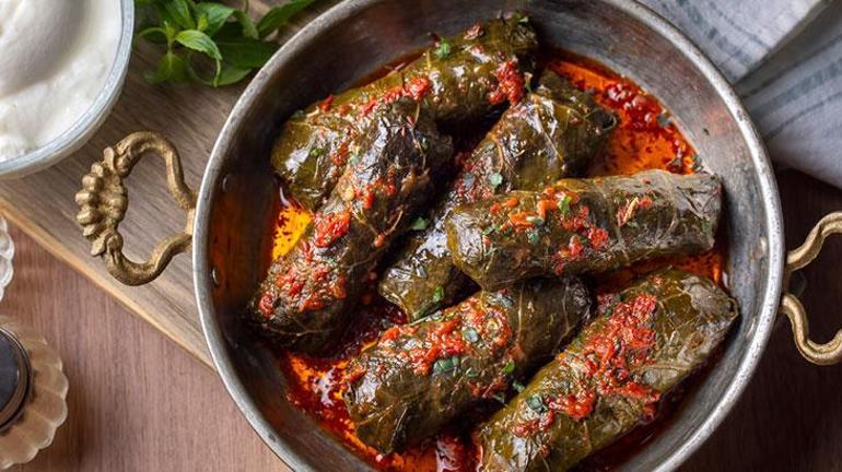 Karadenizli hanımlar karalahana sarmasının sırrını verdi Sarmalar asla dağılmıyor