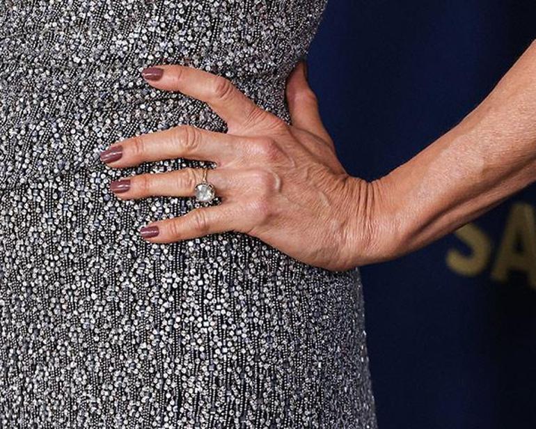 Jennifer Aniston nişanlandı mı Pırlanta yüzüğü dikkat çekti