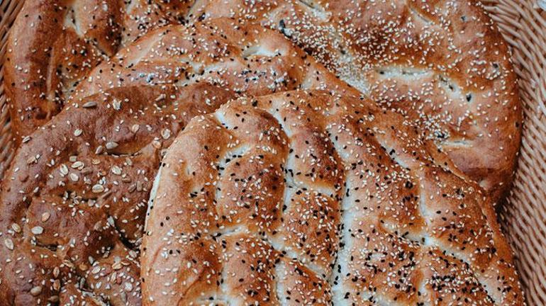 Yılların fırıncısı Ramazan pidesinin sırrını paylaştı Hamuru yoğururken mutlaka yapın