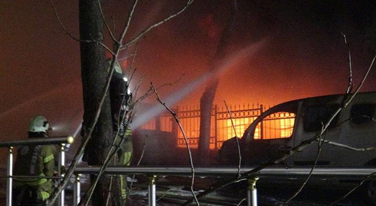 Avcılarda korkutan yangın Tekstil fabrikası adeta küle döndü