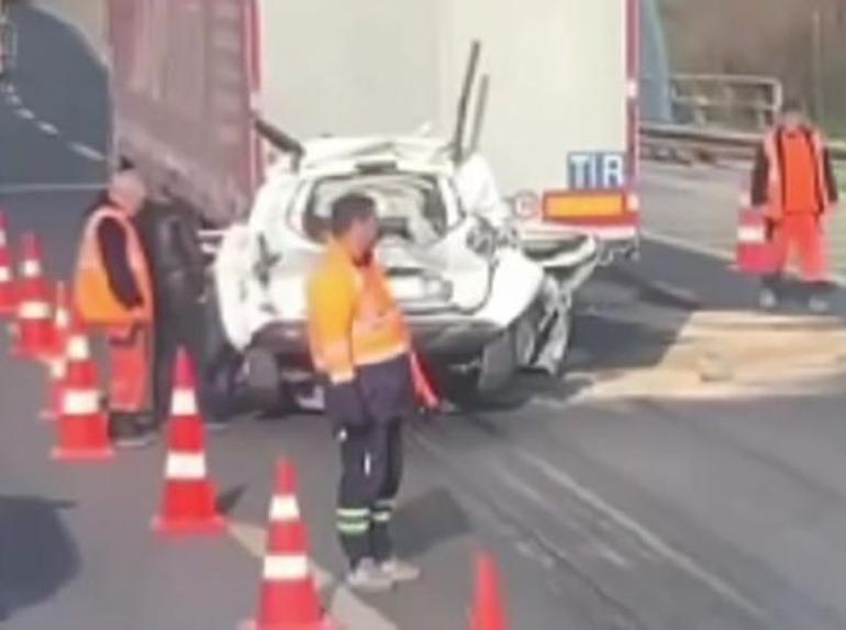 İzmirde korkunç kaza İki TIRın arasında kalan araç kağıt gibi ezildi