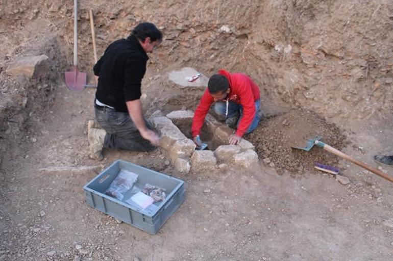 Bozcaadada bulundu Çok sayıda çocuk mezarı tespit edildi
