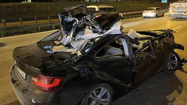 TEMde feci kaza TIRa çarpan otomobilin tavanı koptu: 1 ölü, 2 yaralı