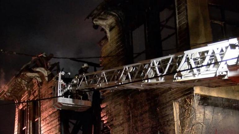 3 katlı tarihi binada korkutan yangın İnceleme başlatıldı
