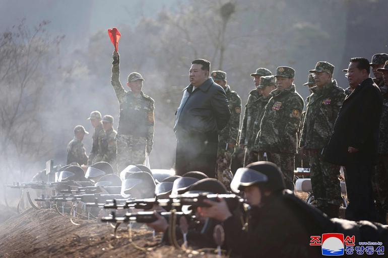 Kim Jong-un elinde tüfeğiyle fotoğraflandı: Askerlerine bizzat rehberlik etti
