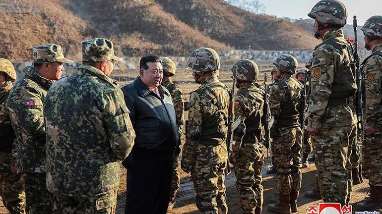 Kim Jong-un elinde tüfeğiyle fotoğraflandı: Askerlerine bizzat rehberlik etti