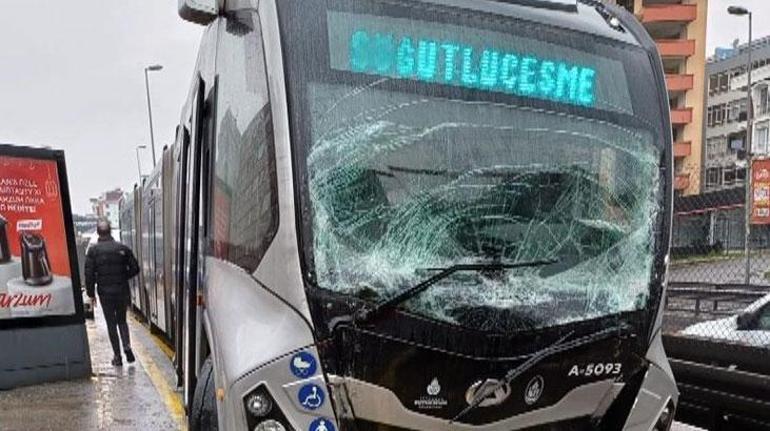 İstanbulda iki metrobüs çarpıştı Yaralılar var