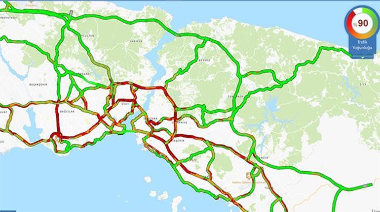 İstanbulda cuma ve yağmur trafiği: Yoğunluk yüzde 90a dayandı