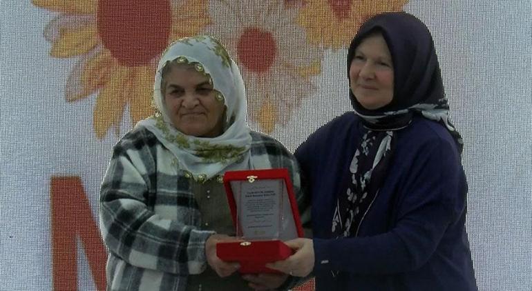 AK Parti Bayrampaşa Adayı Bayraktar Yılın Emekçi Kadınlarına plaket verdi