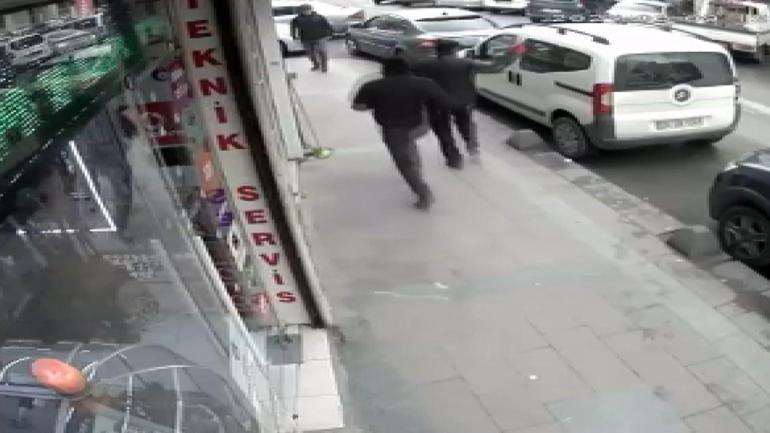 Kuyumcuda silahlı soygun kamerada: Poşeti atıp ‘doldur’ dediler