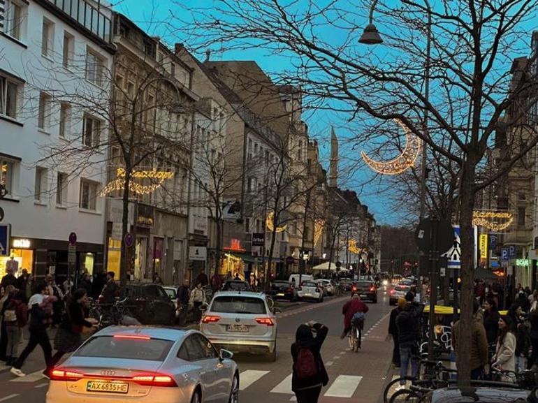 Bir ilk Köln’de caddeler Ramazan ayına özel ışıklandırıldı