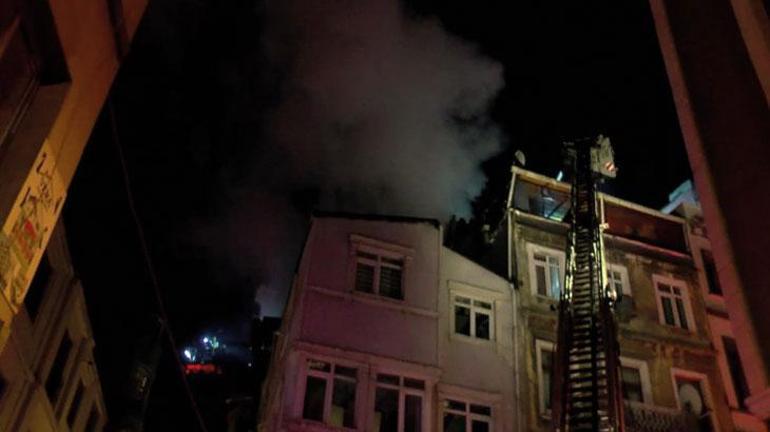 Beyoğlunda çatı yangını: 1 kişi hayatını kaybetti