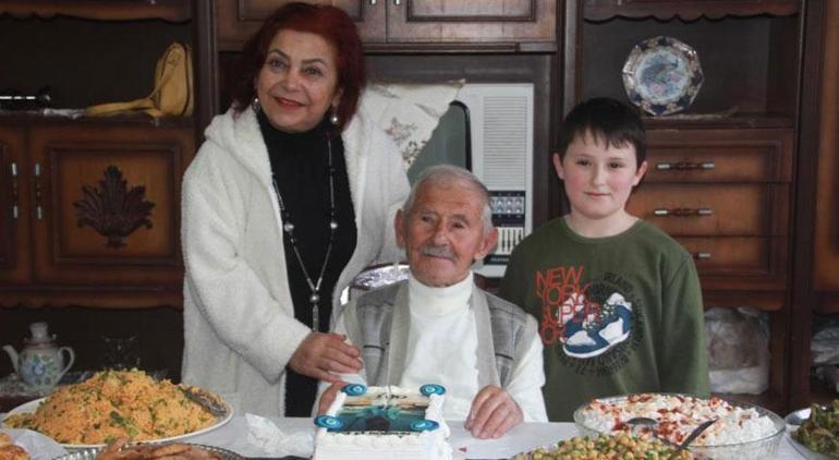 4 çocuk, 29 torun sahibi 100 yaşında sürpriz doğum günü