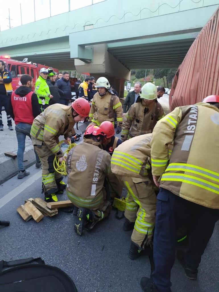 Bakırköyde feci kaza TIR, otomobilin üzerine devrildi: 4 kişi hayatını kaybetti