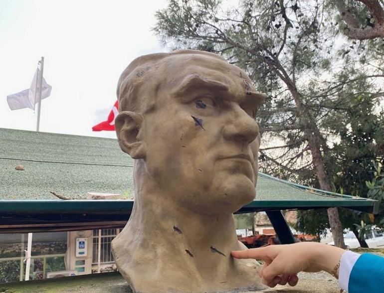 Yer: Manisa Baltayla Atatürk büstüne saldırı