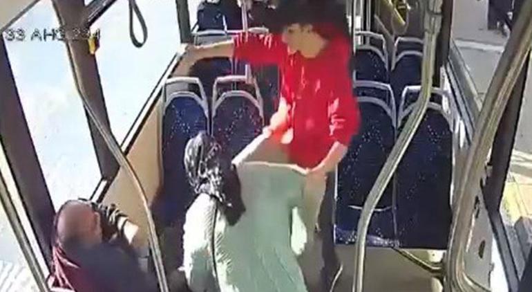 Otobüste oğluyla, yaşlı çifti darbetti Okul müdüründen şoke eden savunma
