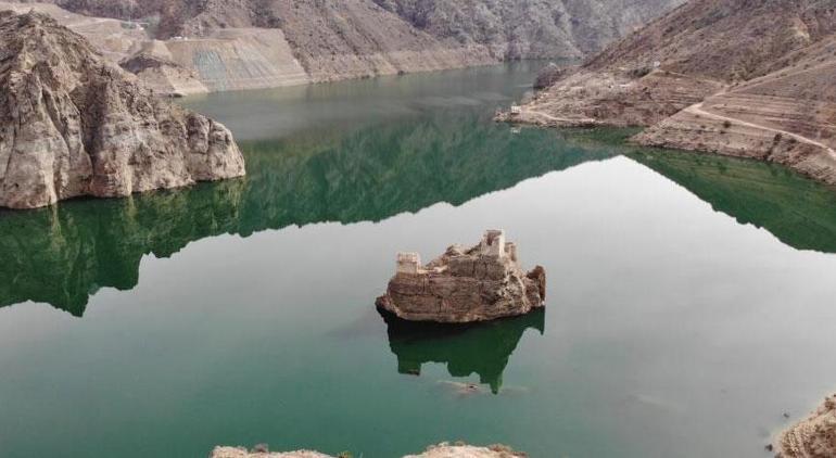 Artvin’de baraj suları çekildi tarihi kale ortaya çıktı