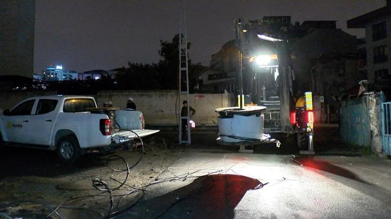 Kamyon elektrik tellerine takıldı, Ataşehirde bir sokak karanlığa gömüldü
