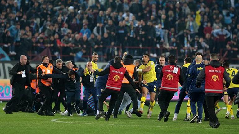 Spor yazarları Trabzonspor-Fenerbahçe maçında yaşananları değerlendirdi: Futbolun bayrağı yarıya indi