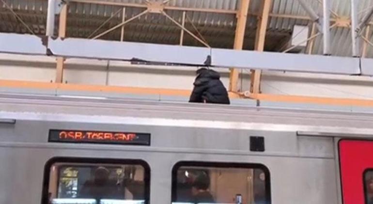 Sevgilisinden ayrıldığı için metronun üzerine çıktı, seferler durdu