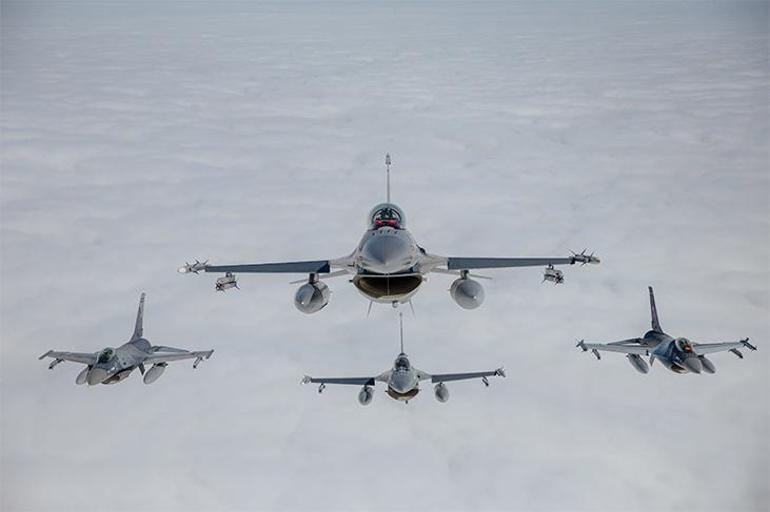 Amerikan ordusu günler sonra fotoğrafı yayınladı NATO ise Fetestiden ayrılan Türk jetlerini paylaştı