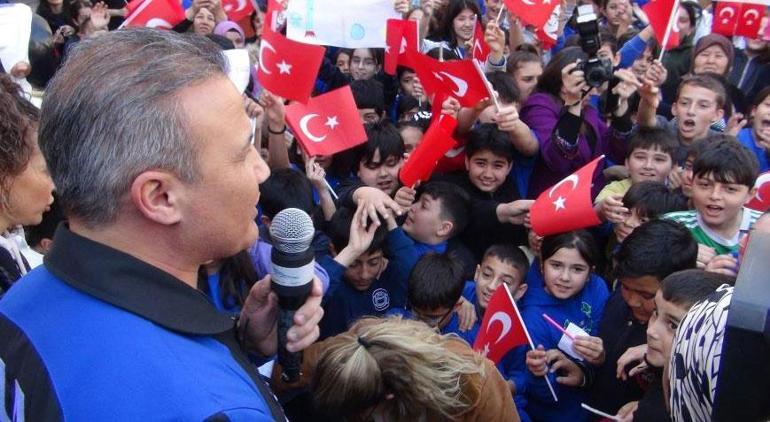 Türkiye’nin ilk astronotu Alper Gezeravcı öğrencilerle buluştu Artık hayalinin sınırı burası