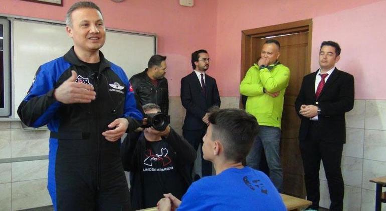 Türkiye’nin ilk astronotu Alper Gezeravcı öğrencilerle buluştu Artık hayalinin sınırı burası