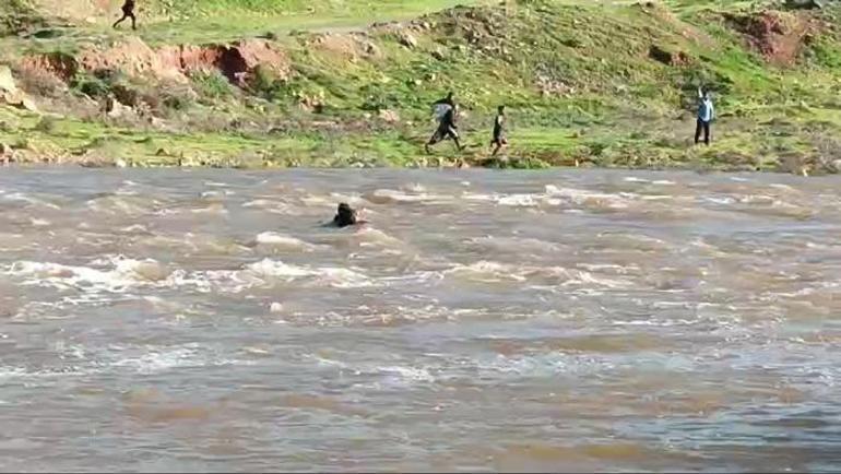 Zamanla yarış Şanlıurfada sel sularına kapılan 3 kadın kurtarıldı, 1 çocuk kayıp