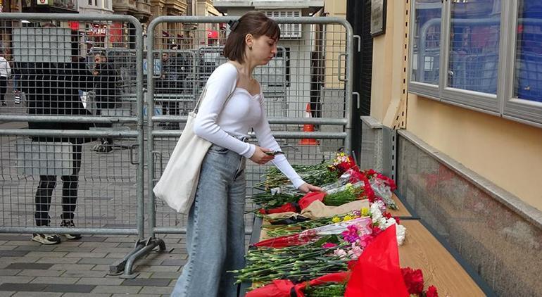 Tarifsiz acı İstanbul’daki Rus vatandaşlar konsolosluk binası önüne çiçek bıraktı