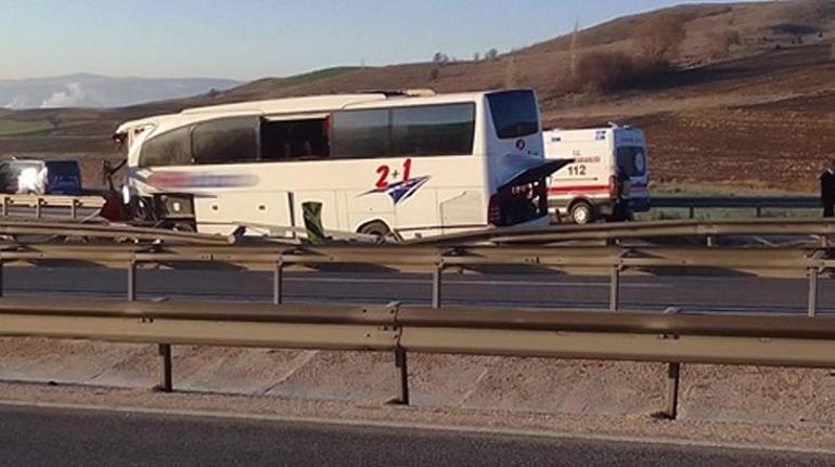 Bilecikte yolcu otobüsü bariyerlere çarptı 14 kişi yaralı