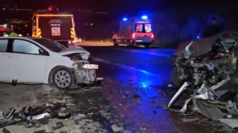 Gece yarısı feci kaza Otomobiller kafa kafaya çarpıştı: 2 kişi hayatını kaybetti