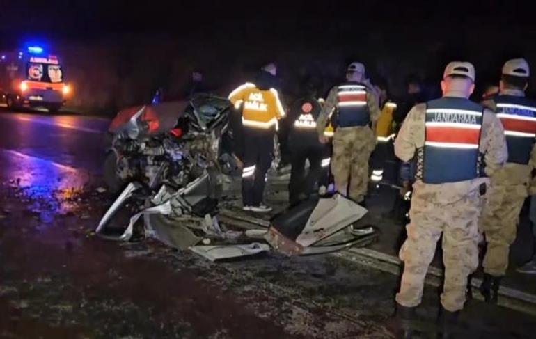 Gece yarısı feci kaza Otomobiller kafa kafaya çarpıştı: 2 kişi hayatını kaybetti