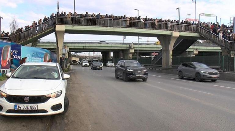 Altunizade’de metrobüs arızası Seferler aksadı, yolcular duraklara ulaşamadı