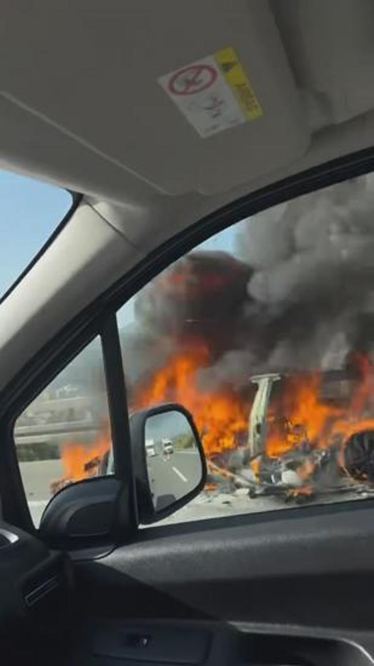 Seyir halindeki Tesla alev alev yandı Sürücü son anda canını kurtardı