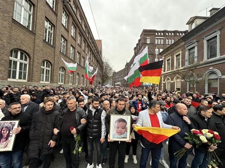 Yüzlerce kişi Solingen’de hayatını kaybeden aile için yürüdü Adalet istiyoruz