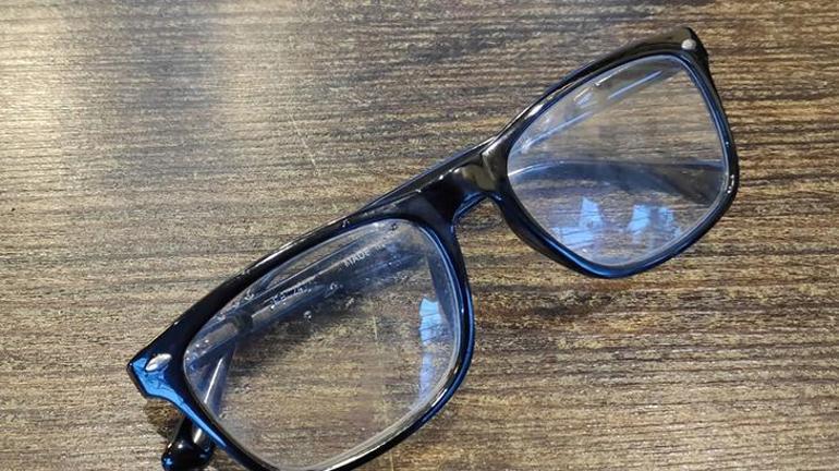 Optikçilerin sırrı ortaya çıktı Gözlük camlarındaki çiziği yok ediyor