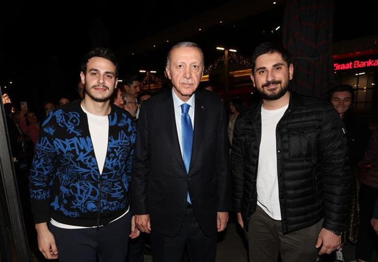 Cumhurbaşkanı Erdoğan iftar sonrası gençlerle buluştu