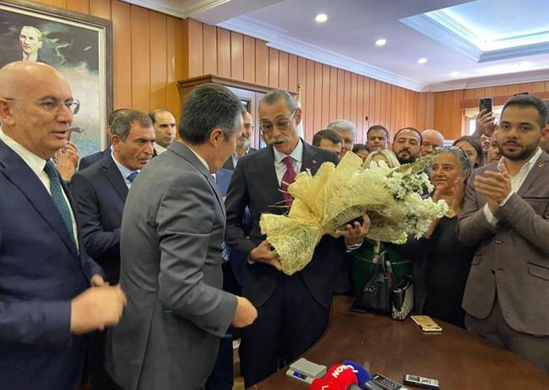 Etimesgut Belediye Başkanı seçilen Erdal Beşikçioğlu mazbatasını alıp göreve başladı
