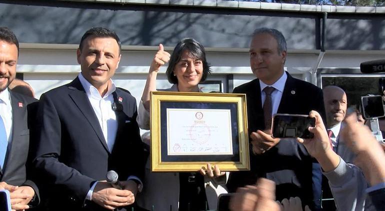 Üsküdar Belediye Başkanı Sinem Dedetaş mazbatasını alarak göreve başladı