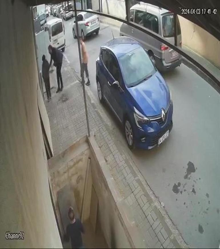 İnanılmaz görüntü: Otomobilin altında kaldı, kazanın şokuyla kalkıp yürümeye devam etti