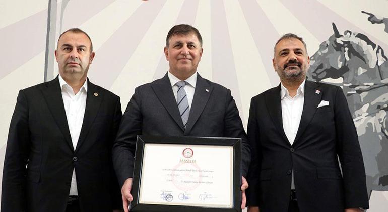 İzmir Büyükşehir Belediye Başkanı Cemil Tugay mazbatasını alarak göreve başladı